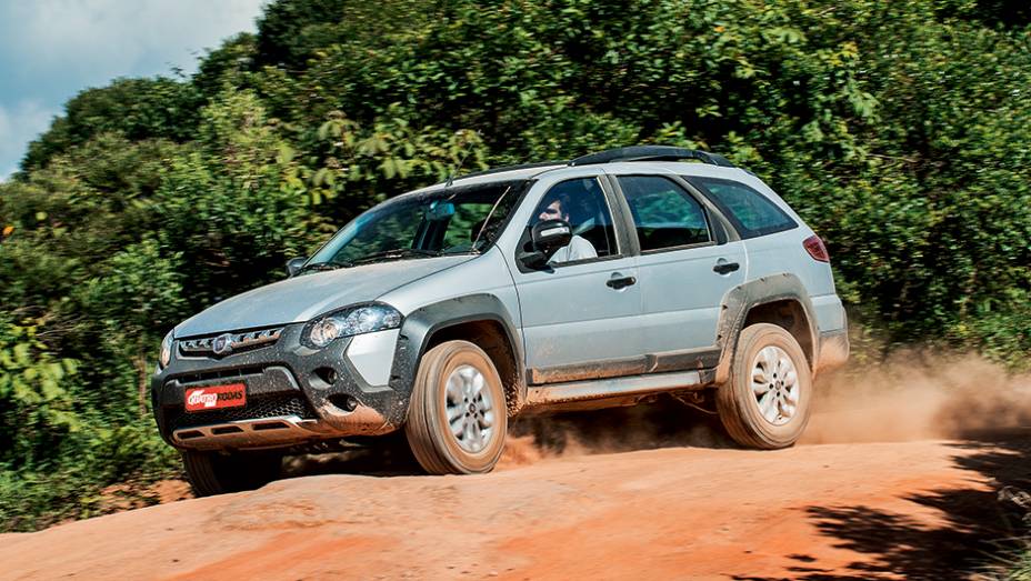 Suspensão e pneus fizeram diferença nas trilhas com a Palio | <a href="https://gutenberg.quatrorodas.abril.com.br/carros/testes/aventureiros-urbanos-777231.shtml" rel="migration">Leia mais</a>