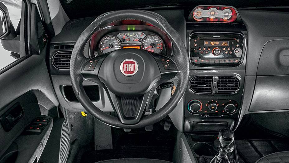 No alto do console, instrumentos medem inclinação da carroceria | <a href="https://gutenberg.quatrorodas.abril.com.br/carros/testes/aventureiros-urbanos-777231.shtml" rel="migration">Leia mais</a>