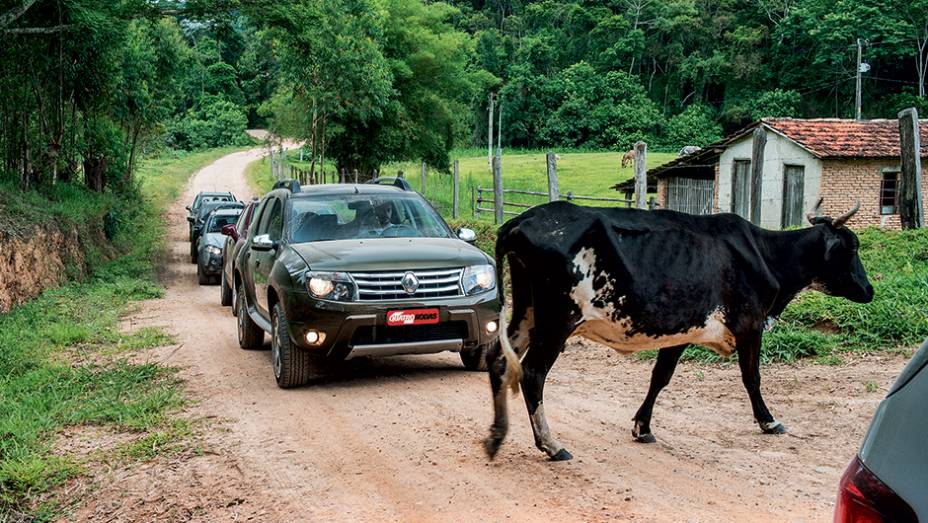 … ou a veículos pesados nas estreitas trilhas | <a href="https://gutenberg.quatrorodas.abril.com.br/carros/testes/aventureiros-urbanos-777231.shtml" rel="migration">Leia mais</a>