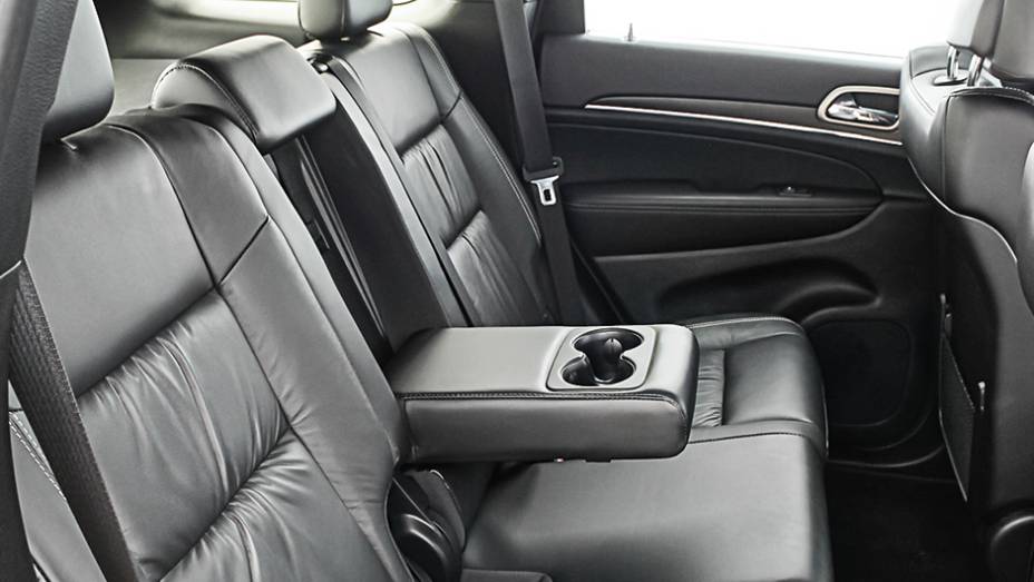 Espaço e conforto para três adultos | <a href="https://gutenberg.quatrorodas.abril.com.br/carros/impressoes/jeep-grand-cherokee-limited-v6-3-6-774608.shtml" rel="migration">Leia mais</a>