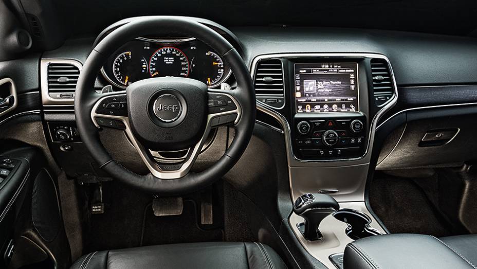 Novo câmbio trouxe console central redesenhado e borboletas de troca de marchas no volante | <a href="https://gutenberg.quatrorodas.abril.com.br/carros/impressoes/jeep-grand-cherokee-limited-v6-3-6-774608.shtml" rel="migration">Leia mais</a>