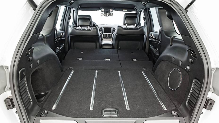 Porta-malas: volume de 457 a 1 554 litros | <a href="https://gutenberg.quatrorodas.abril.com.br/carros/impressoes/jeep-grand-cherokee-limited-v6-3-6-774608.shtml" rel="migration">Leia mais</a> Porta-malas: volume de 457 a 1 554 litros | <a href="https://gutenberg.quatrorodas.abril.com.br/carros/impressoes/jeep-grand-cherokee-limited-v6-3-6-774608.shtml" rel="migration">Leia mais</a>