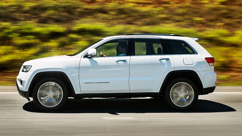 Perfil foi mantido. Uma nova geração deve chegar em 2016, nos EUA | <a href="https://gutenberg.quatrorodas.abril.com.br/carros/impressoes/jeep-grand-cherokee-limited-v6-3-6-774608.shtml" rel="migration">Leia mais</a> Perfil foi mantido. Uma nova geração deve chegar em 2016, nos EUA | <a href="https://gutenberg.quatrorodas.abril.com.br/carros/impressoes/jeep-grand-cherokee-limited-v6-3-6-774608.shtml" rel="migration">Leia mais</a>