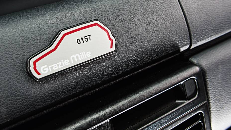 Placa no painel tem o n&uacute;mero de s&eacute;rie gravado | <a href="https://gutenberg.quatrorodas.abril.com.br/carros/impressoes/fiat-grazie-mille-774026.shtml" rel="migration">Leia mais</a>