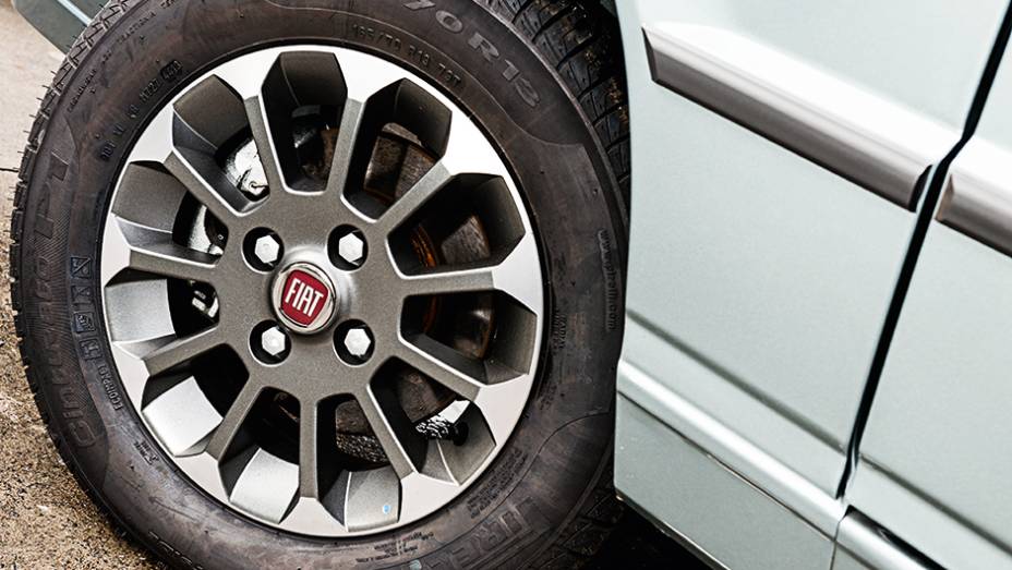 Rodas de liga aro 13 eram opcionais conhecidos | <a href="https://gutenberg.quatrorodas.abril.com.br/carros/impressoes/fiat-grazie-mille-774026.shtml" rel="migration">Leia mais</a>