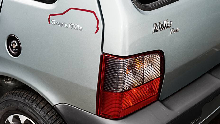 Adesivo na lateral tem o nome da vers&atilde;o | <a href="https://gutenberg.quatrorodas.abril.com.br/carros/impressoes/fiat-grazie-mille-774026.shtml" rel="migration">Leia mais</a>