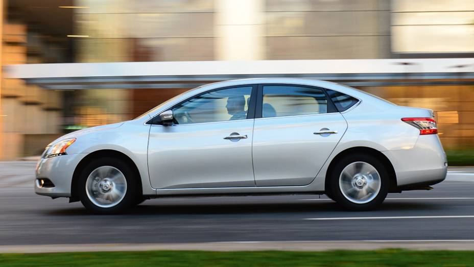 Visual externo &eacute; quase igual &agrave;s vers&otilde;es superiores | <a href="https://gutenberg.quatrorodas.abril.com.br/carros/impressoes/nissan-sentra-2-0-s-774056.shtml" rel="migration">Leia mais</a>
