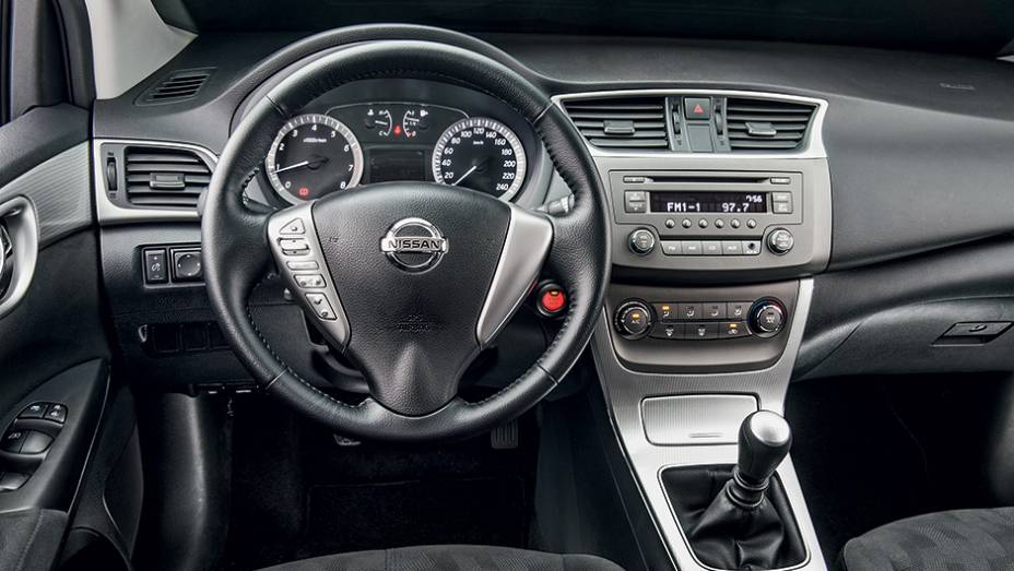Sem tela colorida, painel central ficou esvaziado | <a href="https://gutenberg.quatrorodas.abril.com.br/carros/impressoes/nissan-sentra-2-0-s-774056.shtml" rel="migration">Leia mais</a>