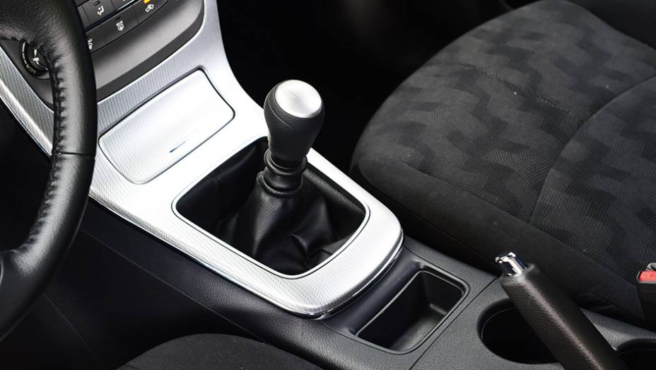 O c&acirc;mbio com engates precisos e acabamento agrad&aacute;vel em veludo nos bancos | <a href="https://gutenberg.quatrorodas.abril.com.br/carros/impressoes/nissan-sentra-2-0-s-774056.shtml" rel="migration">Leia mais</a>