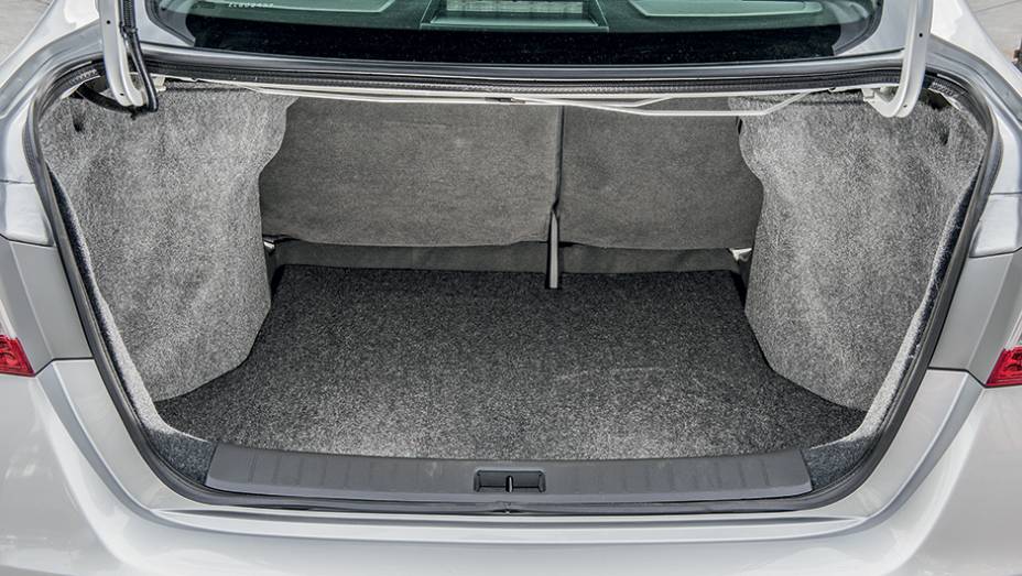 Porta-malas: bom acesso e 503 litros de capacidade | <a href="https://gutenberg.quatrorodas.abril.com.br/carros/impressoes/nissan-sentra-2-0-s-774056.shtml" rel="migration">Leia mais</a>