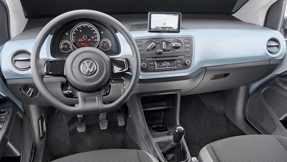 A central multimídia com GPS é item opcional para as versões mais caras | <a href="https://gutenberg.quatrorodas.abril.com.br/carros/testes/volkswagen-up-773936.shtml" rel="migration">Leia mais</a>