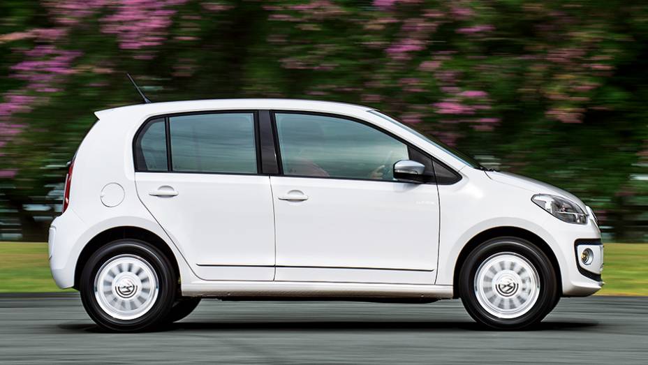 O Up! brasileiro &eacute; 6,5 cm maior que o alem&atilde;o, na traseira | <a href="https://gutenberg.quatrorodas.abril.com.br/carros/testes/volkswagen-up-773936.shtml" rel="migration">Leia mais</a>