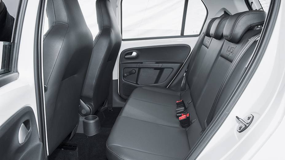 Atr&aacute;s, a altura &eacute; boa, mas lateralmente o espa&ccedil;o &eacute; apertado para tr&ecirc;s. Imita&ccedil;&atilde;o de couro &eacute; opcional | <a href="https://gutenberg.quatrorodas.abril.com.br/carros/testes/volkswagen-up-773936.shtml" rel="migration">Leia mais</a>