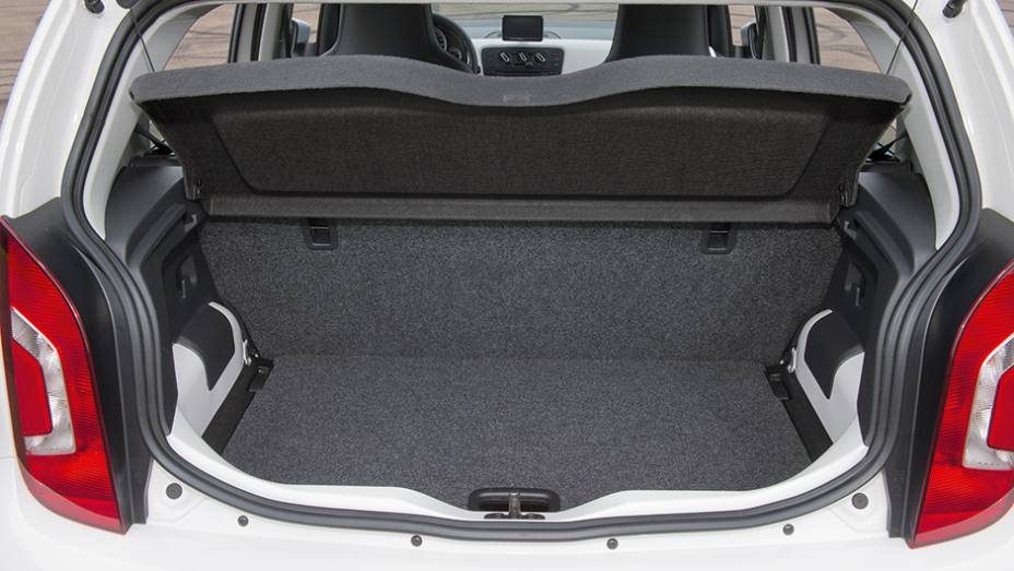 Capacidade do porta-malas &eacute; de 285 litros, | <a href="https://gutenberg.quatrorodas.abril.com.br/carros/testes/volkswagen-up-773936.shtml" rel="migration">Leia mais</a>