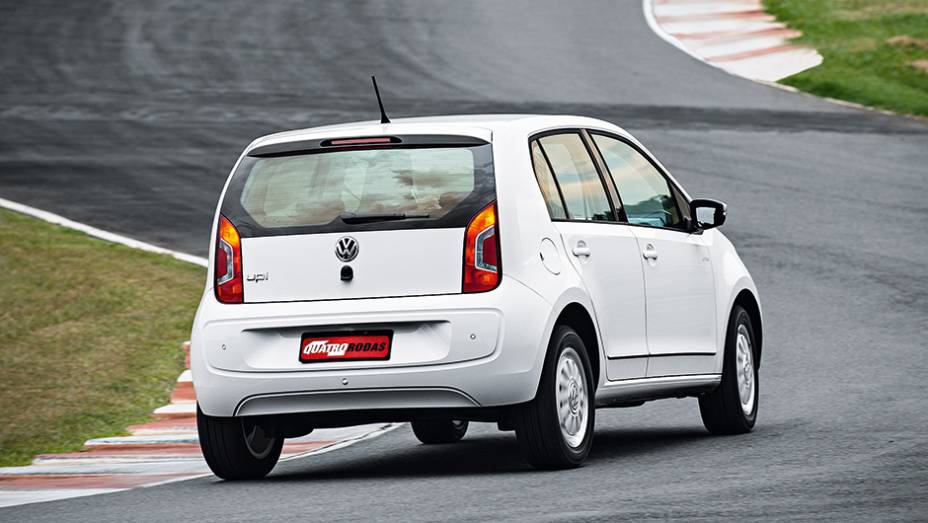 O porta-malas tem tampa com fechadura el&eacute;trica | <a href="https://gutenberg.quatrorodas.abril.com.br/carros/testes/volkswagen-up-773936.shtml" rel="migration">Leia mais</a>