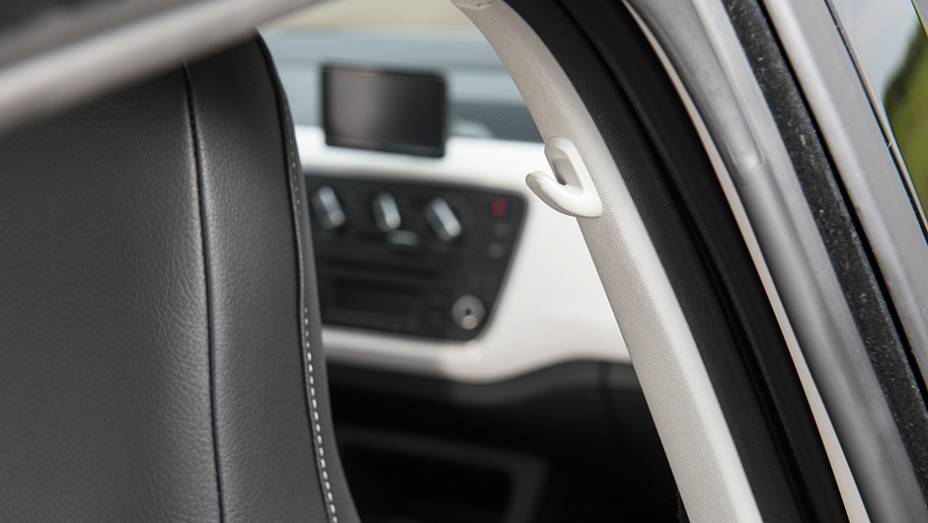 Na coluna h&aacute; um suporte para roupas | <a href="https://gutenberg.quatrorodas.abril.com.br/carros/testes/volkswagen-up-773936.shtml" rel="migration">Leia mais</a>