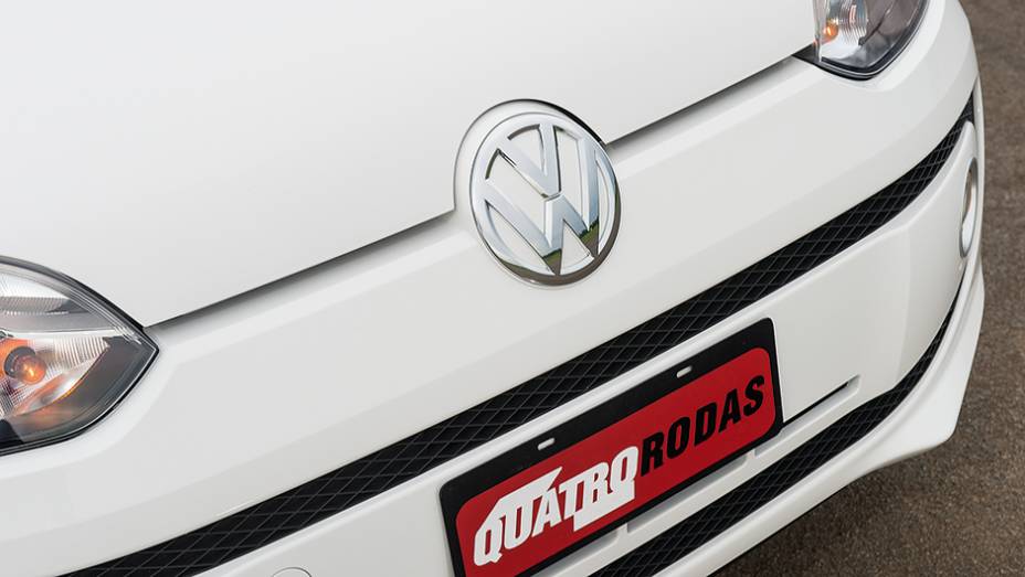 Logotipo &eacute; vazado na cor da carroceria | <a href="https://gutenberg.quatrorodas.abril.com.br/carros/testes/volkswagen-up-773936.shtml" rel="migration">Leia mais</a>