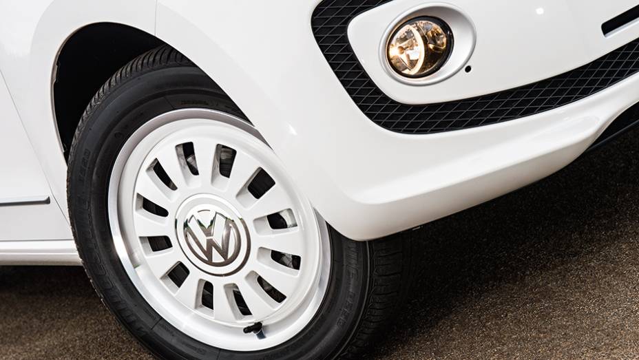 Versão White Up! traz rodas brancas | <a href="https://gutenberg.quatrorodas.abril.com.br/carros/testes/volkswagen-up-773936.shtml" rel="migration">Leia mais</a>