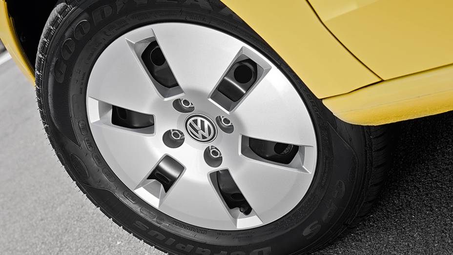 TAKE UP!: Pneu 165/80 R13, calota e | <a href="https://gutenberg.quatrorodas.abril.com.br/carros/testes/volkswagen-up-773936.shtml" rel="migration">Leia mais</a>