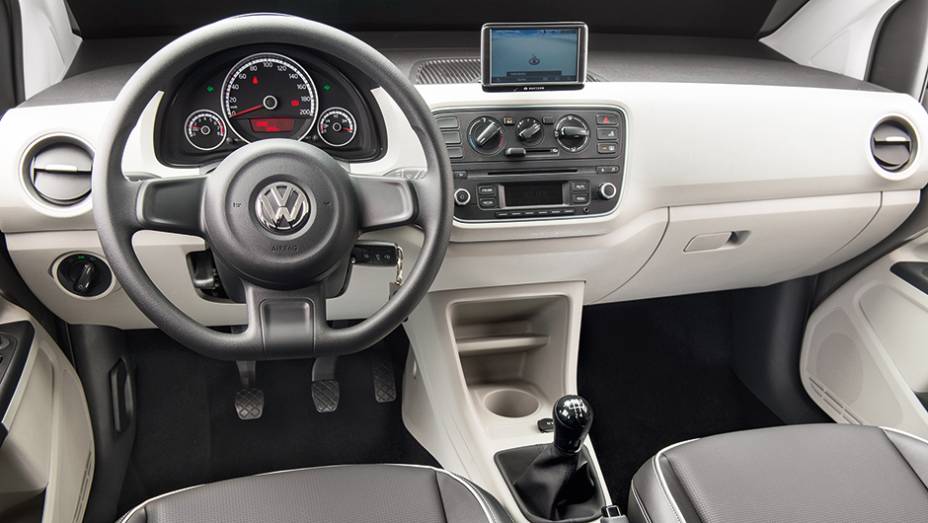 MOVE UP!: Painel com acabamento claro e texturizado é opcional | <a href="https://gutenberg.quatrorodas.abril.com.br/carros/testes/volkswagen-up-773936.shtml" rel="migration">Leia mais</a>