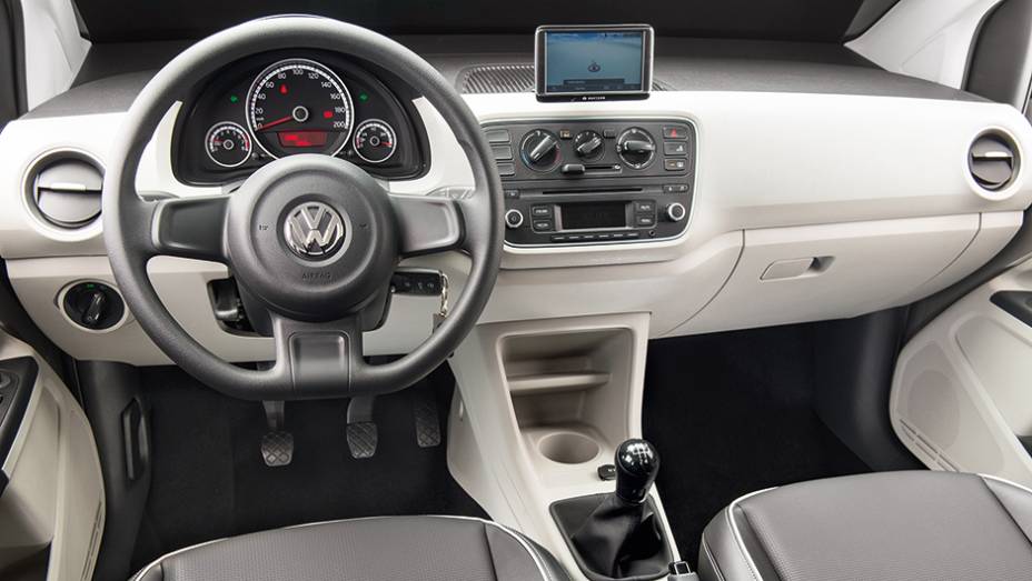 MOVE UP!: Painel com acabamento claro e texturizado &eacute; opcional | <a href="https://gutenberg.quatrorodas.abril.com.br/carros/testes/volkswagen-up-773936.shtml" rel="migration">Leia mais</a>