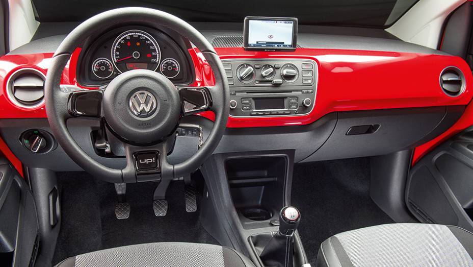 RED UP!: Velocímetro, conta-giros e indicador de combustível | <a href="https://gutenberg.quatrorodas.abril.com.br/carros/testes/volkswagen-up-773936.shtml" rel="migration">Leia mais</a>