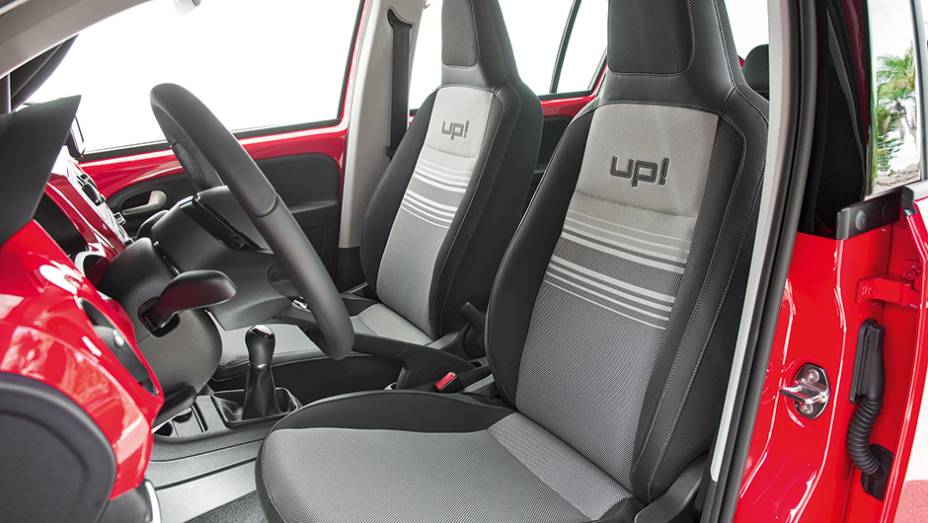 RED UP!: Revestimento estampado | <a href="https://gutenberg.quatrorodas.abril.com.br/carros/testes/volkswagen-up-773936.shtml" rel="migration">Leia mais</a>