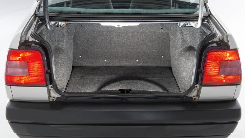 Porta-malas acondicionava 413 litros de bagagem | <a href="https://gutenberg.quatrorodas.abril.com.br/carros/classicos-brasileiros/fiat-tempra-2p-778240.shtml" rel="migration">Leia mais</a> Porta-malas acondicionava 413 litros de bagagem | <a href="https://gutenberg.quatrorodas.abril.com.br/carros/classicos-brasileiros/fiat-tempra-2p-778240.shtml" rel="migration">Leia mais</a>