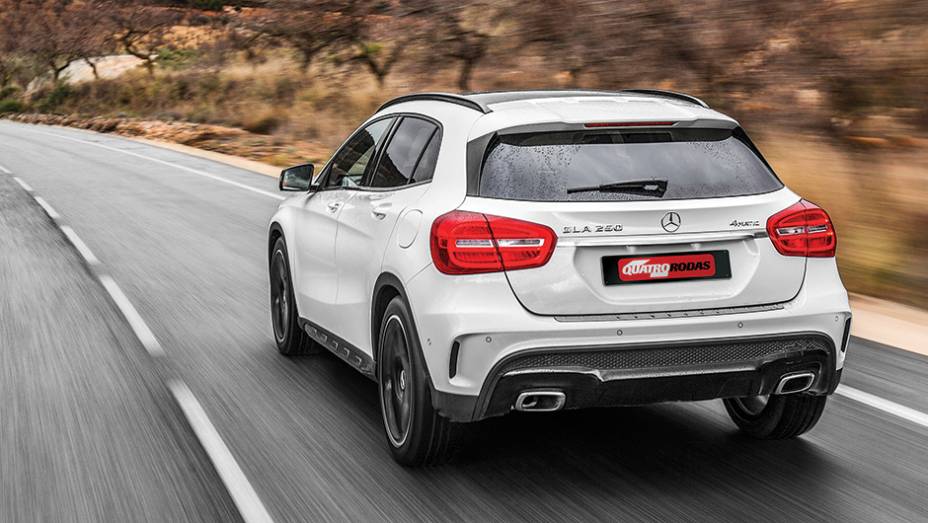 Apesar de perfil SUV, ele é só 1 cm mais alto que um Focus | <a href="https://gutenberg.quatrorodas.abril.com.br/carros/impressoes/mercedes-benz-gla-250-779014.shtml" rel="migration">Leia mais</a>