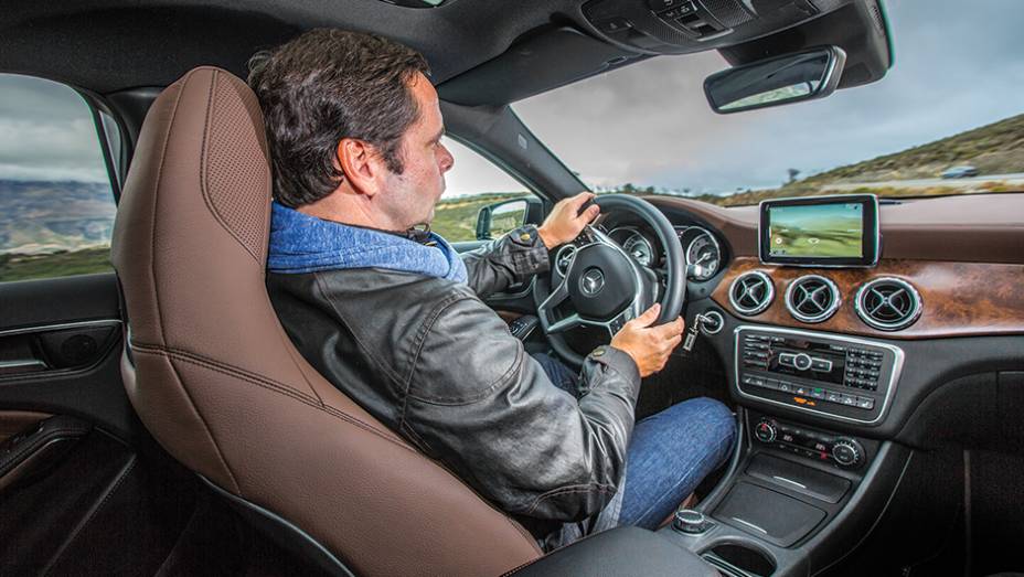 Dependendo da vers&atilde;o, o acabamento frontal do painel pode ser de imita&ccedil;&atilde;o de madeira, alum&iacute;nio ou piano black | <a href="https://gutenberg.quatrorodas.abril.com.br/carros/impressoes/mercedes-benz-gla-250-779014.shtml" rel="migration">Leia mais</a>