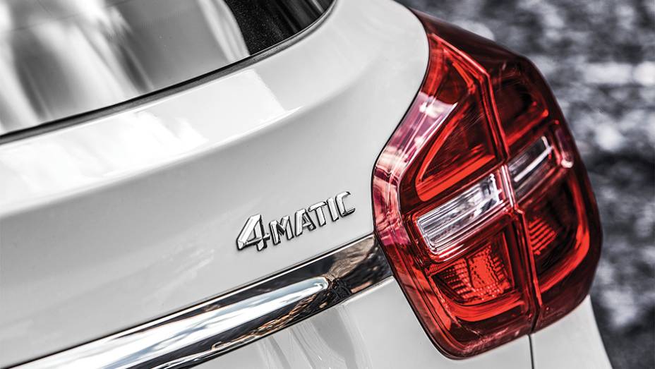 GLA 250 vem com tra&ccedil;&atilde;o 4x4 integral | <a href="https://gutenberg.quatrorodas.abril.com.br/carros/impressoes/mercedes-benz-gla-250-779014.shtml" rel="migration">Leia mais</a>