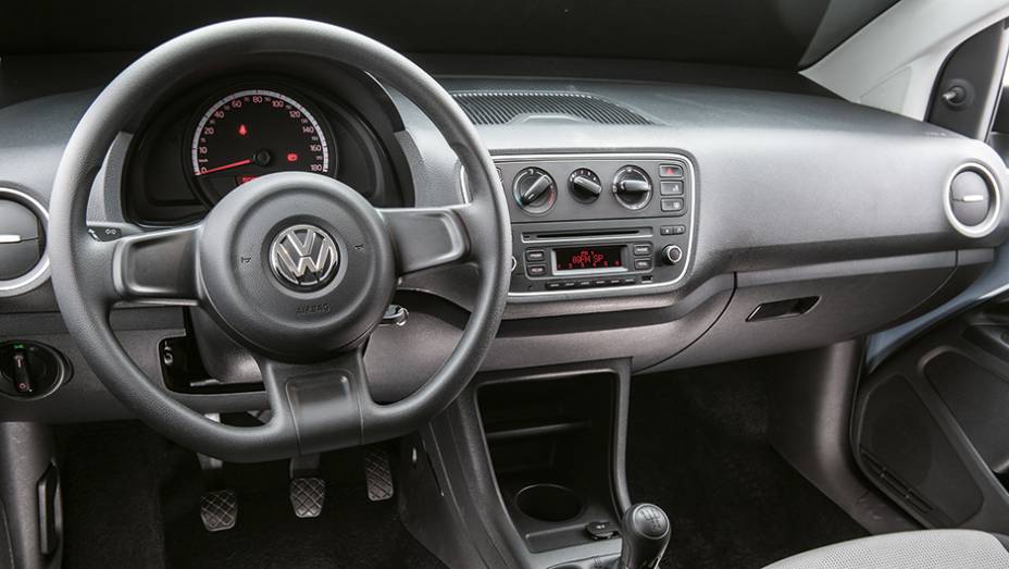 Take Up! vem com o essencial. Sistema de som é opcional | <a href="https://gutenberg.quatrorodas.abril.com.br/carros/comparativos/hatches-compactos-entrada-779938.shtml" rel="migration">Leia mais</a>