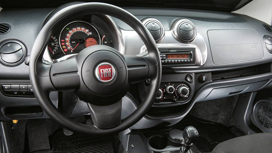 Posição de dirigir no Uno é elevada e agrada pela ergonomia | <a href="https://gutenberg.quatrorodas.abril.com.br/carros/comparativos/hatches-compactos-entrada-779938.shtml" rel="migration">Leia mais</a>