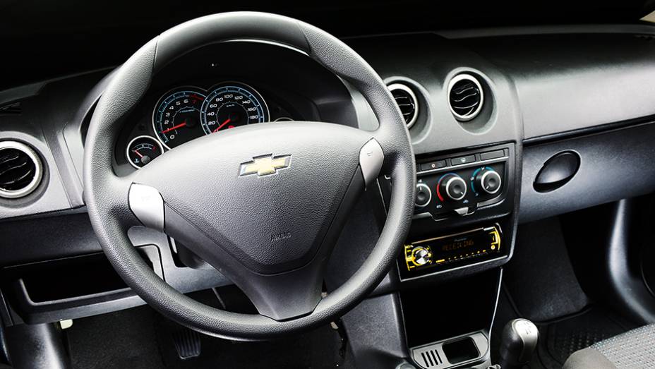 Volante do Celta está desalinhado em relação ao assento | <a href="https://gutenberg.quatrorodas.abril.com.br/carros/comparativos/hatches-compactos-entrada-779938.shtml" rel="migration">Leia mais</a>