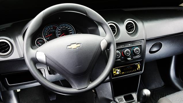 Volante do Celta está desalinhado em relação ao assento | <a href="https://gutenberg.quatrorodas.abril.com.br/carros/comparativos/hatches-compactos-entrada-779938.shtml" rel="migration">Leia mais</a> Volante do Celta está desalinhado em relação ao assento | <a href="https://gutenberg.quatrorodas.abril.com.br/carros/comparativos/hatches-compactos-entrada-779938.shtml" rel="migration">Leia mais</a>