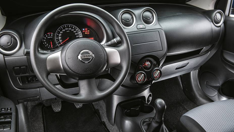 Dire&ccedil;&atilde;o el&eacute;trica &eacute; de s&eacute;rie. Qualidade dos pl&aacute;sticos agrada | <a href="https://gutenberg.quatrorodas.abril.com.br/carros/comparativos/hatches-compactos-entrada-779938.shtml" rel="migration">Leia mais</a>