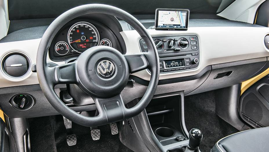 Difusor de ar central &eacute; fixo. Maps & more &eacute; item opcional | <a href="https://gutenberg.quatrorodas.abril.com.br/carros/comparativos/hatches-compactos-779934.shtml" rel="migration">Leia mais</a>