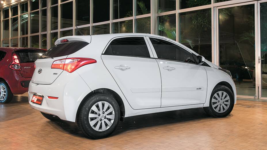 Visual é um dos pontos fortes do HB20. Suas linhas afastam a pecha de carro simples. Tem motor forte, interior caprichado e preço compatível | <a href="https://gutenberg.quatrorodas.abril.com.br/carros/comparativos/hatches-compactos-779934.shtml" rel="migration">Leia mais</a>
