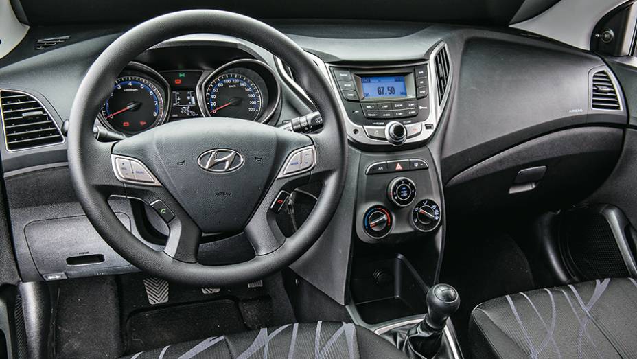 Som opcional tem comandos no volante, mas sem CD player | <a href="https://gutenberg.quatrorodas.abril.com.br/carros/comparativos/hatches-compactos-779934.shtml" rel="migration">Leia mais</a>