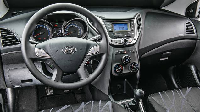 Som opcional tem comandos no volante, mas sem CD player | <a href="https://gutenberg.quatrorodas.abril.com.br/carros/comparativos/hatches-compactos-779934.shtml" rel="migration">Leia mais</a> Som opcional tem comandos no volante, mas sem CD player | <a href="https://gutenberg.quatrorodas.abril.com.br/carros/comparativos/hatches-compactos-779934.shtml" rel="migration">Leia mais</a>