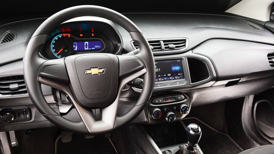 Interior tem o melhor jogo de bancos e painel bem-resolvido | <a href="https://gutenberg.quatrorodas.abril.com.br/carros/comparativos/hatches-compactos-779934.shtml" rel="migration">Leia mais</a>