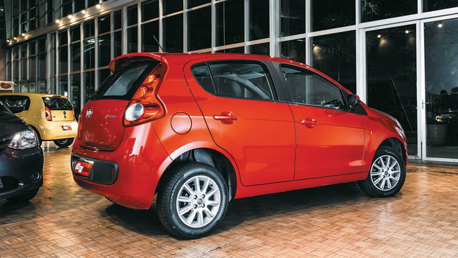 Palio é o segundo lugar no ranking de vendas da Fenabrave e o mais longevo do quinteto, "vivo" desde 1996. Divide a plataforma com o Uno | <a href="https://gutenberg.quatrorodas.abril.com.br/carros/comparativos/hatches-compactos-779934.shtml" rel="migration">Leia mais</a>