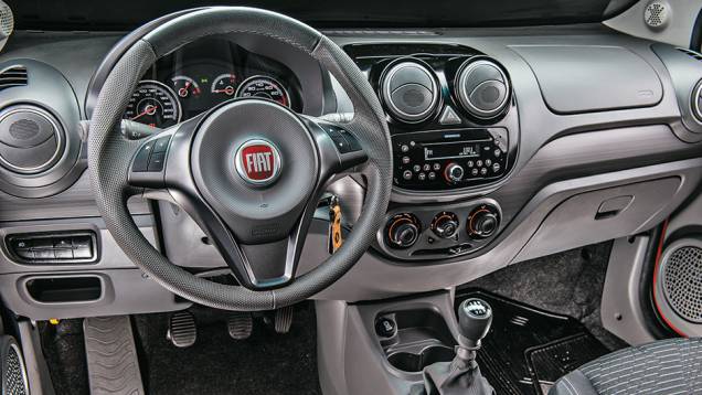 Volante multifuncional e som estão entre os opcionais | <a href="https://gutenberg.quatrorodas.abril.com.br/carros/comparativos/hatches-compactos-779934.shtml" rel="migration">Leia mais</a> Volante multifuncional e som estão entre os opcionais | <a href="https://gutenberg.quatrorodas.abril.com.br/carros/comparativos/hatches-compactos-779934.shtml" rel="migration">Leia mais</a>