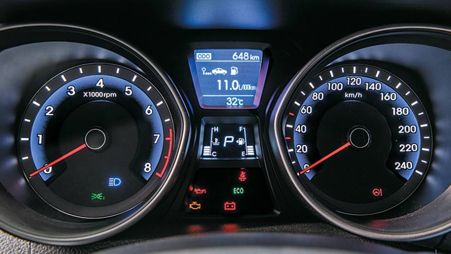 Canhões projetam o velocímetro e o conta-giros | <a href="https://gutenberg.quatrorodas.abril.com.br/carros/impressoes/hyundai-i30-1-8-779010.shtml" rel="migration">Leia mais</a>
