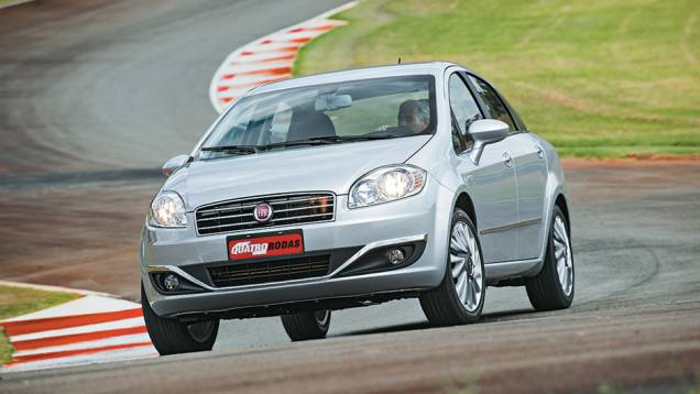 Nova grade e friso cromado curvo no para-choque | <a href="https://gutenberg.quatrorodas.abril.com.br/carros/impressoes/fiat-linea-essence-2015-777585.shtml" rel="migration">Leia mais</a> Nova grade e friso cromado curvo no para-choque | <a href="https://gutenberg.quatrorodas.abril.com.br/carros/impressoes/fiat-linea-essence-2015-777585.shtml" rel="migration">Leia mais</a>