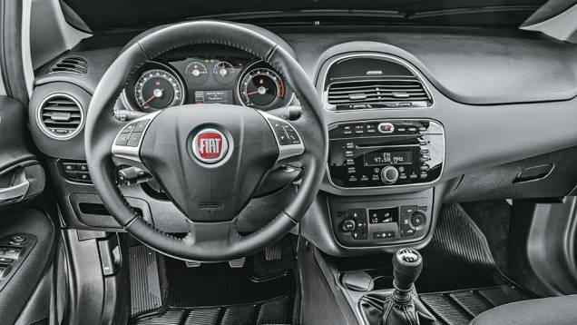 Meio do painel não está mais ligado aos instrumentos | <a href="https://gutenberg.quatrorodas.abril.com.br/carros/impressoes/fiat-linea-essence-2015-777585.shtml" rel="migration">Leia mais</a> Meio do painel não está mais ligado aos instrumentos | <a href="https://gutenberg.quatrorodas.abril.com.br/carros/impressoes/fiat-linea-essence-2015-777585.shtml" rel="migration">Leia mais</a>