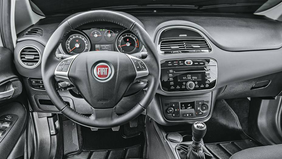 Meio do painel n&atilde;o est&aacute; mais ligado aos instrumentos | <a href="https://gutenberg.quatrorodas.abril.com.br/carros/impressoes/fiat-linea-essence-2015-777585.shtml" rel="migration">Leia mais</a>