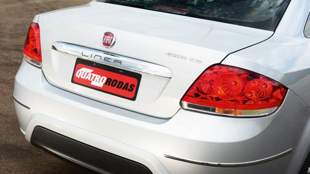 Placa subiu do para-choque para a tampa traseira | <a href="https://gutenberg.quatrorodas.abril.com.br/carros/impressoes/fiat-linea-essence-2015-777585.shtml" rel="migration">Leia mais</a> Placa subiu do para-choque para a tampa traseira | <a href="https://gutenberg.quatrorodas.abril.com.br/carros/impressoes/fiat-linea-essence-2015-777585.shtml" rel="migration">Leia mais</a>