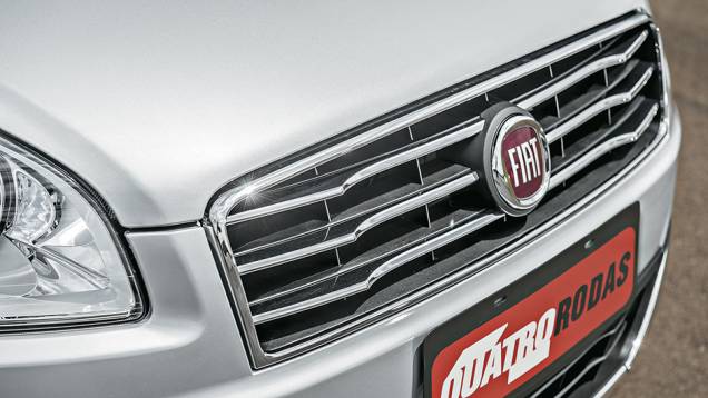 Grade ganhou desenho com curvatura no centro | <a href="https://gutenberg.quatrorodas.abril.com.br/carros/impressoes/fiat-linea-essence-2015-777585.shtml" rel="migration">Leia mais</a> Grade ganhou desenho com curvatura no centro | <a href="https://gutenberg.quatrorodas.abril.com.br/carros/impressoes/fiat-linea-essence-2015-777585.shtml" rel="migration">Leia mais</a>