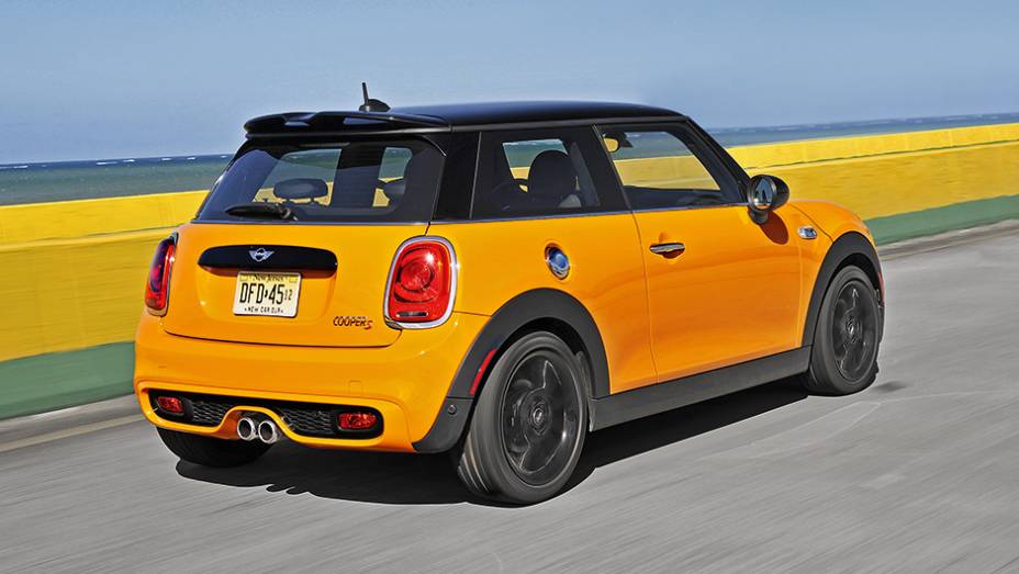 A altera&ccedil;&atilde;o externa mais evidente &eacute; na traseira: lanternas mais "gordinhas" e logotipo dentro da r&eacute;gua sobre a placa | <a href="https://gutenberg.quatrorodas.abril.com.br/carros/impressoes/mini-cooper-s-779912.shtml" rel="migration">Leia mais</a>